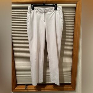 Woman’s white pants APT 9
